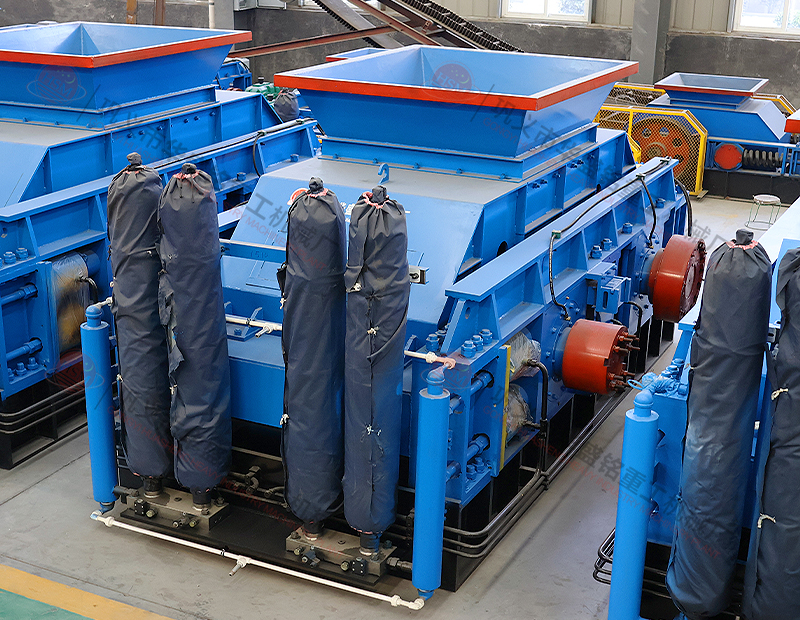 大型液壓對輥制砂機(jī)每小時(shí)出多少噸沙子？多少錢一臺？